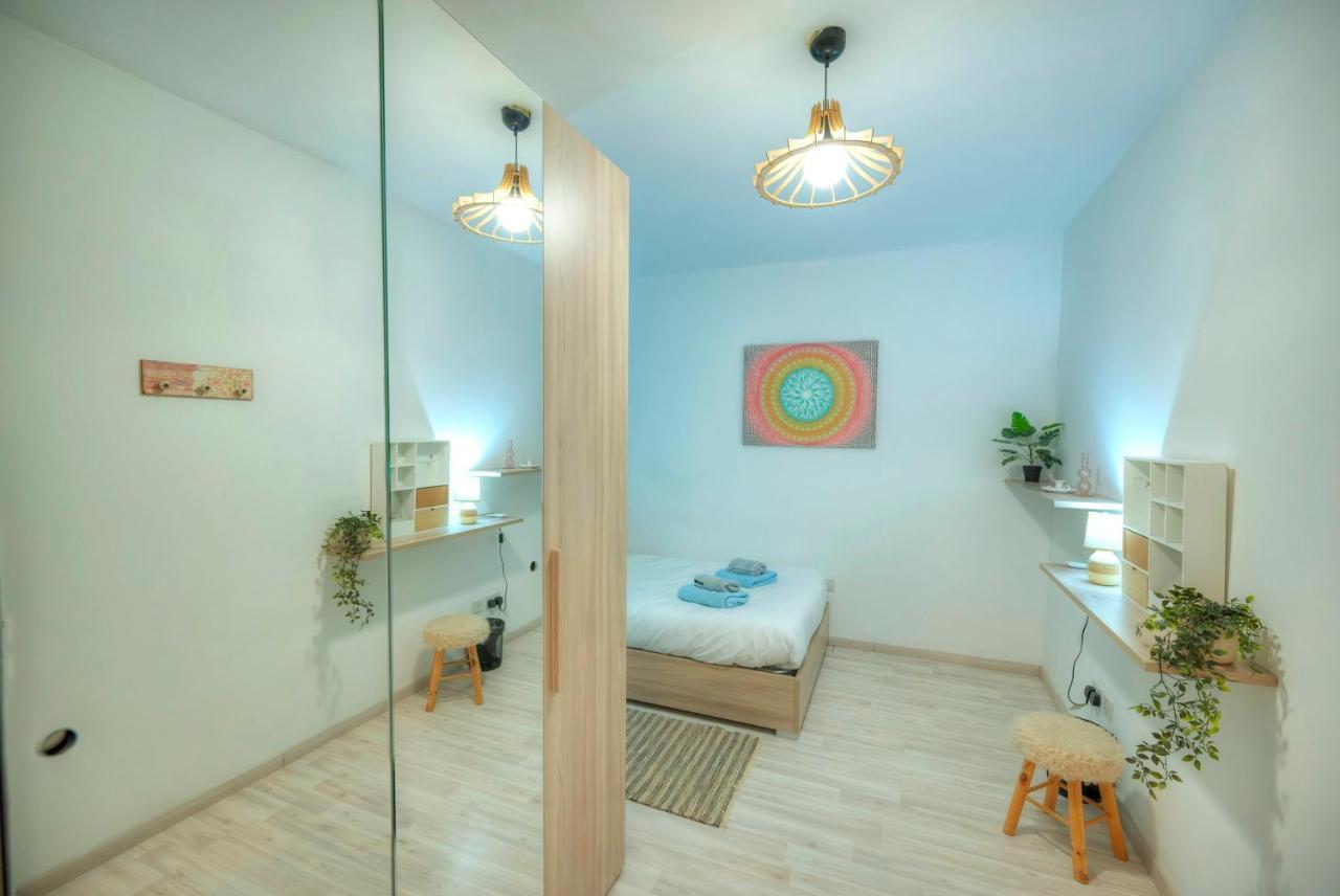 Spacious Seafront 3 Bedrooms - Balcony Goslm-7 Sliema
